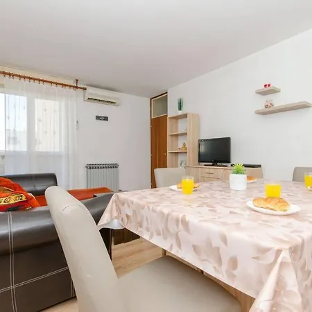 Liss Apartment Split
