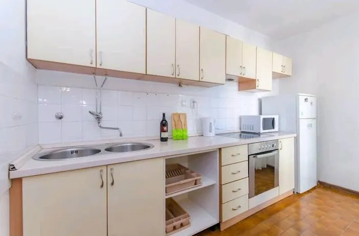 Liss Apartment Split